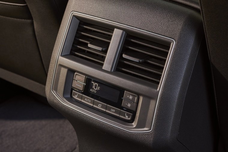 2018 Volkswagen Atlas V6 SEL Rear Center Console Picture