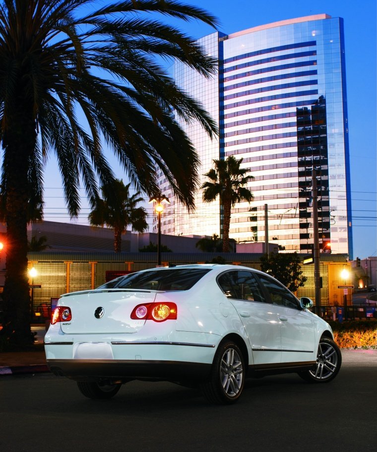 2010 Volkswagen Passat Sedan 2.0T Picture