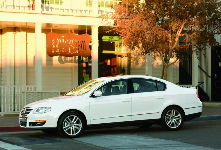 2010 Volkswagen Passat Sedan 2.0T Picture