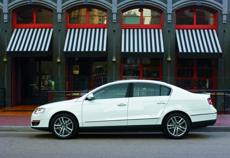 2010 Volkswagen Passat Sedan 2.0T Picture