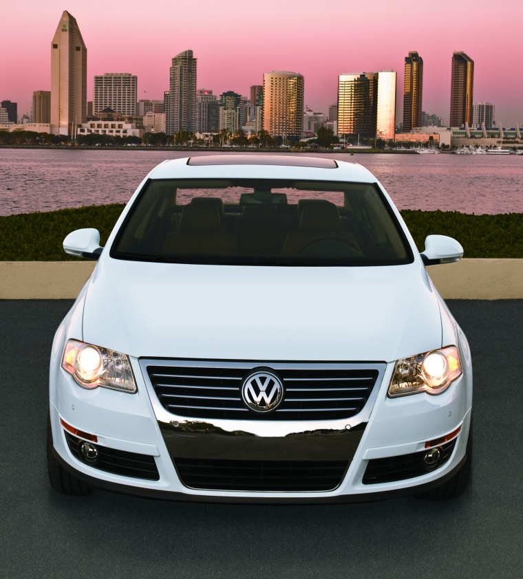 2010 Volkswagen Passat Sedan 2.0T Picture