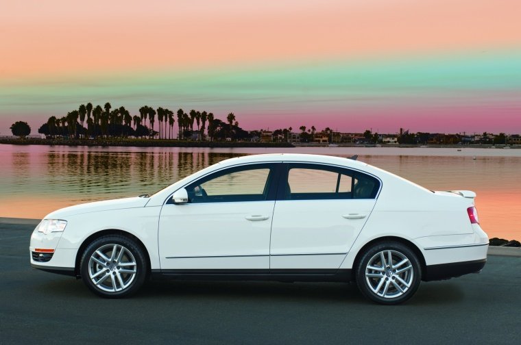 2010 Volkswagen Passat Sedan 2.0T Picture