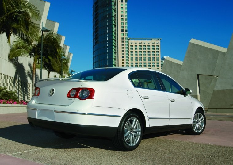 2010 Volkswagen Passat Sedan 2.0T Picture