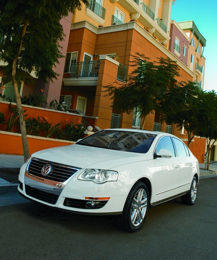 2010 Volkswagen Passat Sedan 2.0T Picture