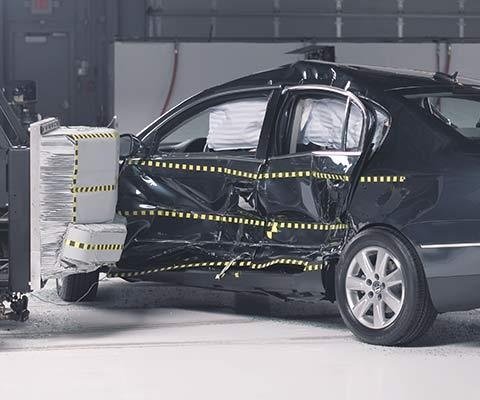 2010 Volkswagen Passat Sedan IIHS Side Impact Crash Test Picture