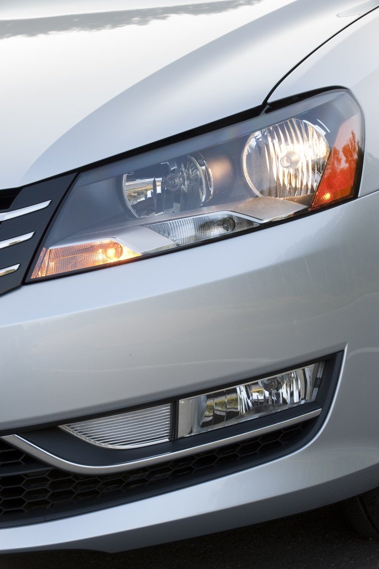 2012 Volkswagen Passat Sedan Headlight Picture