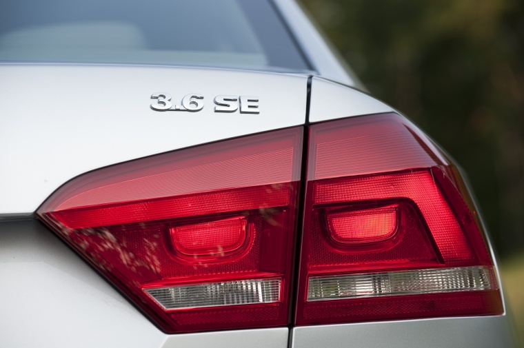 2012 Volkswagen Passat Sedan Tail Light Picture