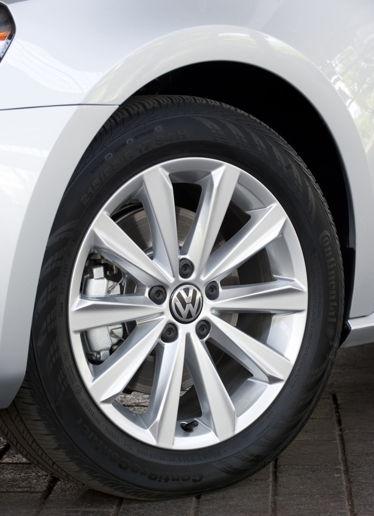 2012 Volkswagen Passat Sedan Rim Picture