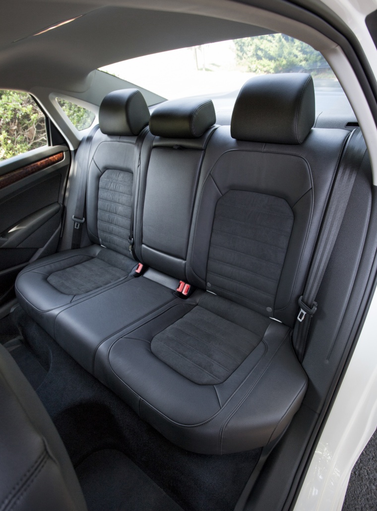 2013 Volkswagen Passat Sedan TDI Rear Seats Picture