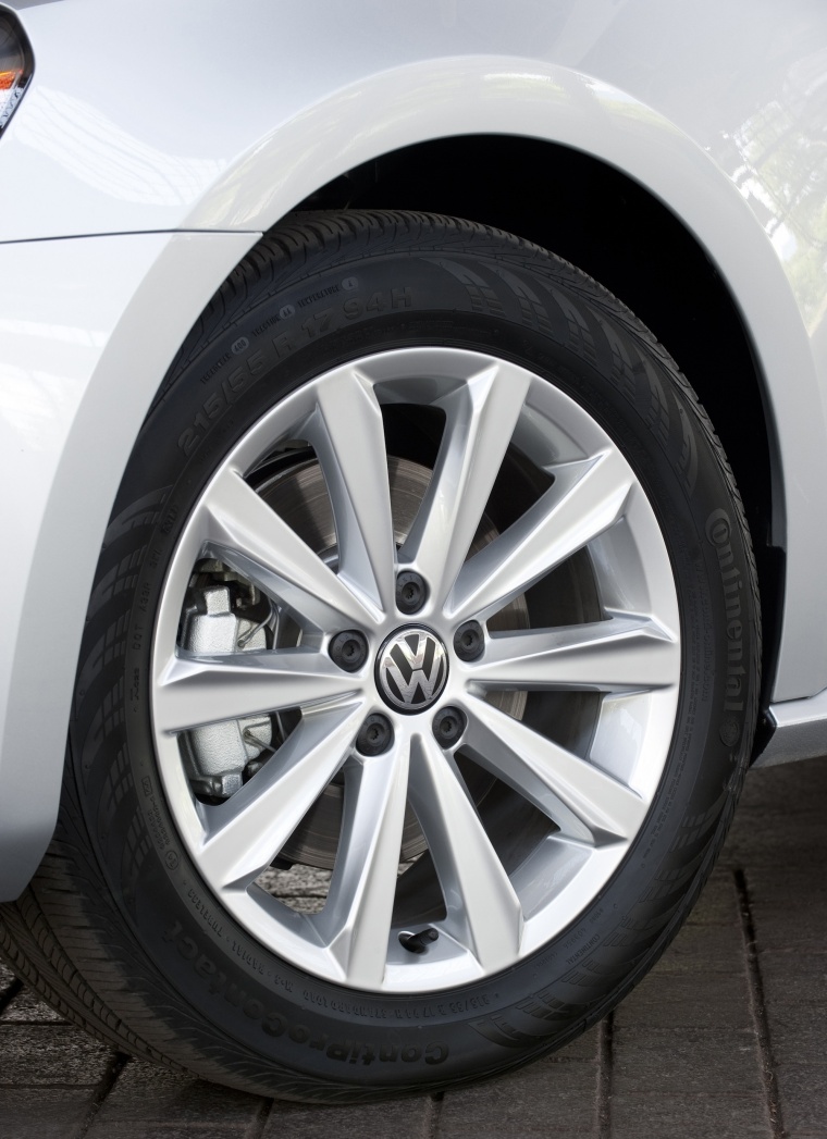 2014 Volkswagen Passat Sedan Rim Picture