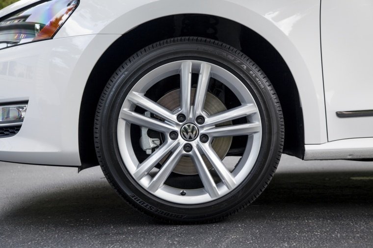 2015 Volkswagen Passat Sedan TDI Rim Picture