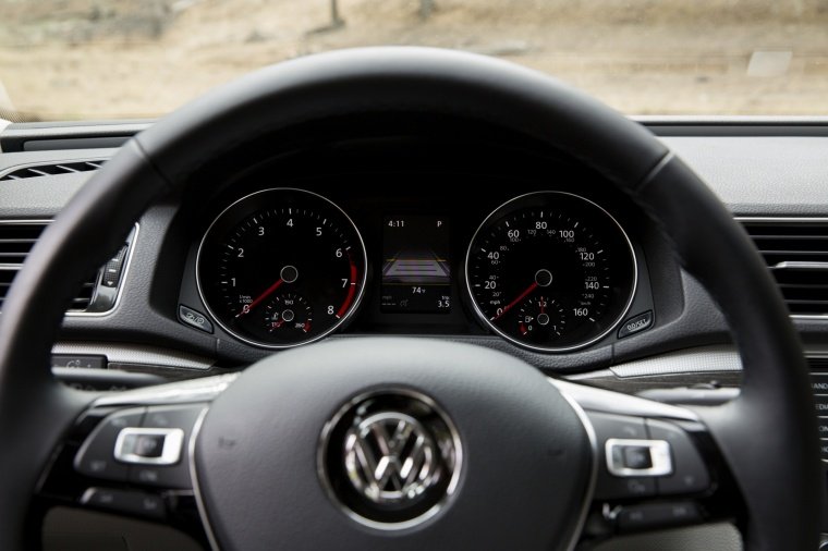 2016 Volkswagen Passat 1.8T Sedan Gauges Picture
