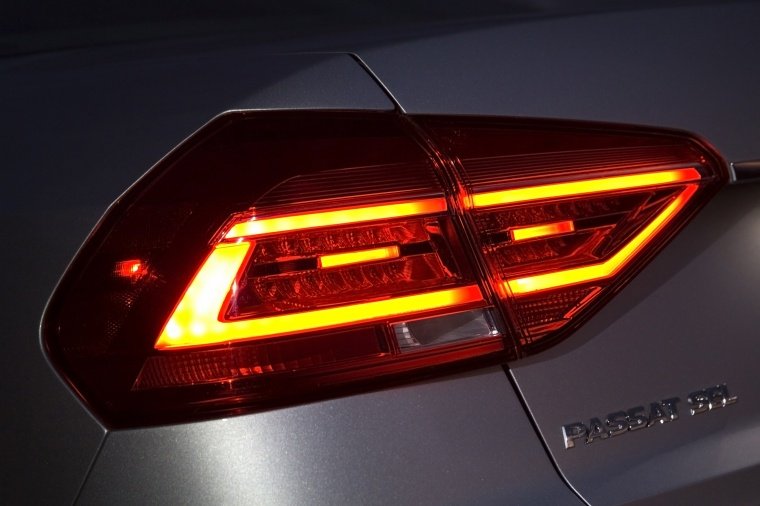 2016 Volkswagen Passat 1.8T Sedan Tail Light Picture