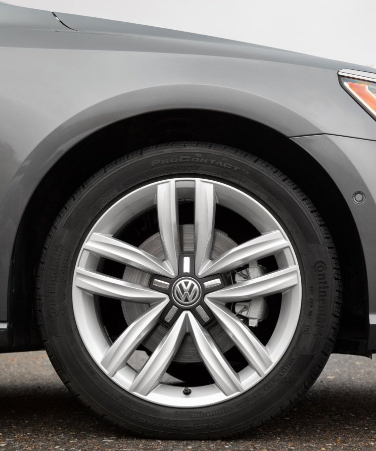 2016 Volkswagen Passat V6 Sedan Rim Picture
