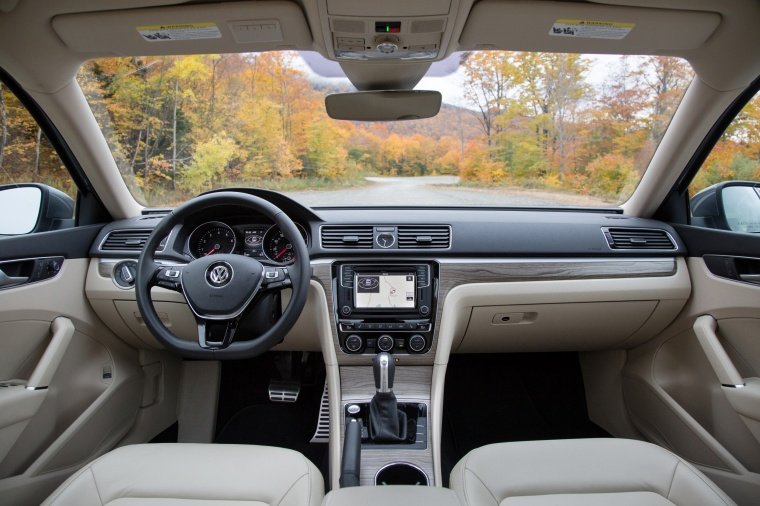 2016 Volkswagen Passat V6 Sedan Cockpit Picture