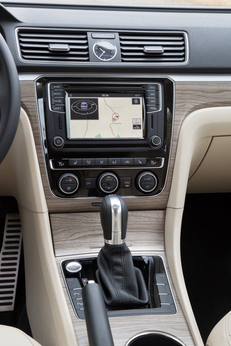 2016 Volkswagen Passat V6 Sedan Center Stack Picture