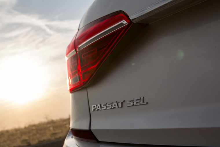 2016 Volkswagen Passat 1.8T Sedan Tail Light Picture