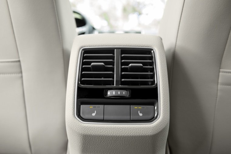 2017 Volkswagen Passat 1.8T Sedan Rear Center Console Picture