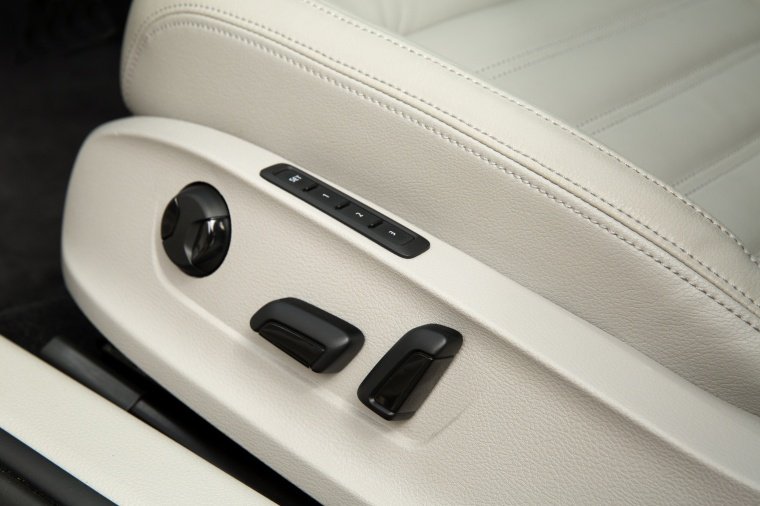 2017 Volkswagen Passat 1.8T Sedan Seat Controls Picture