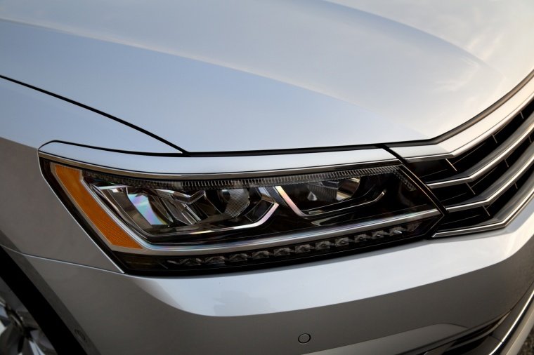 2017 Volkswagen Passat 1.8T Sedan Headlight Picture