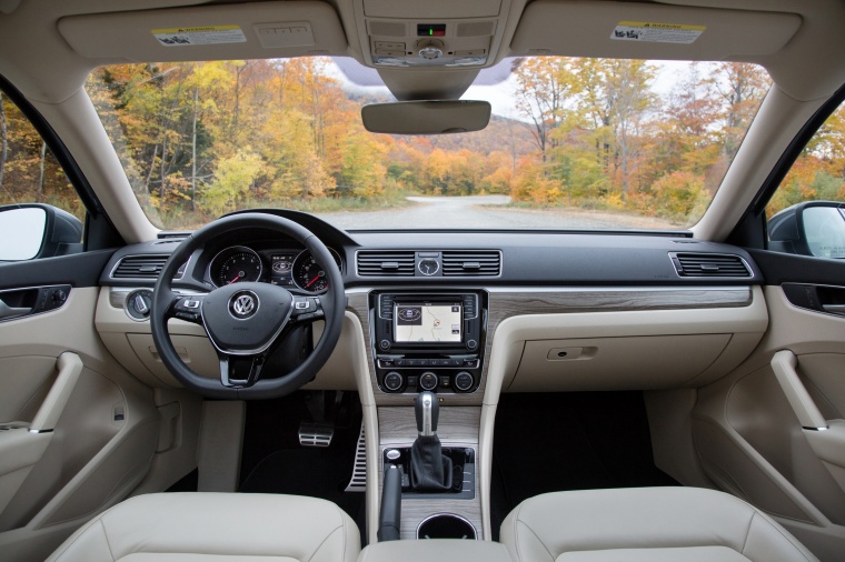 2018 Volkswagen Passat V6 Sedan Cockpit Picture