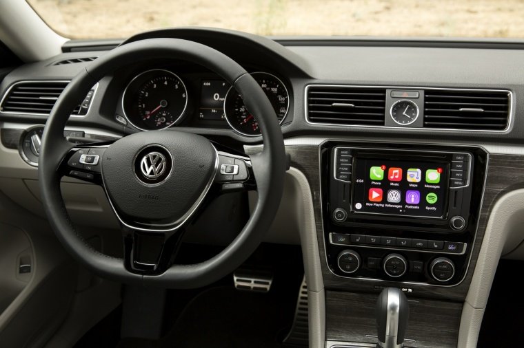 2018 Volkswagen Passat Sedan Cockpit Picture