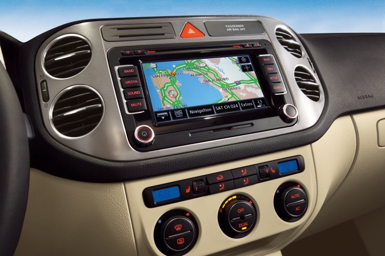 2011 Volkswagen Tiguan Center Stack Picture