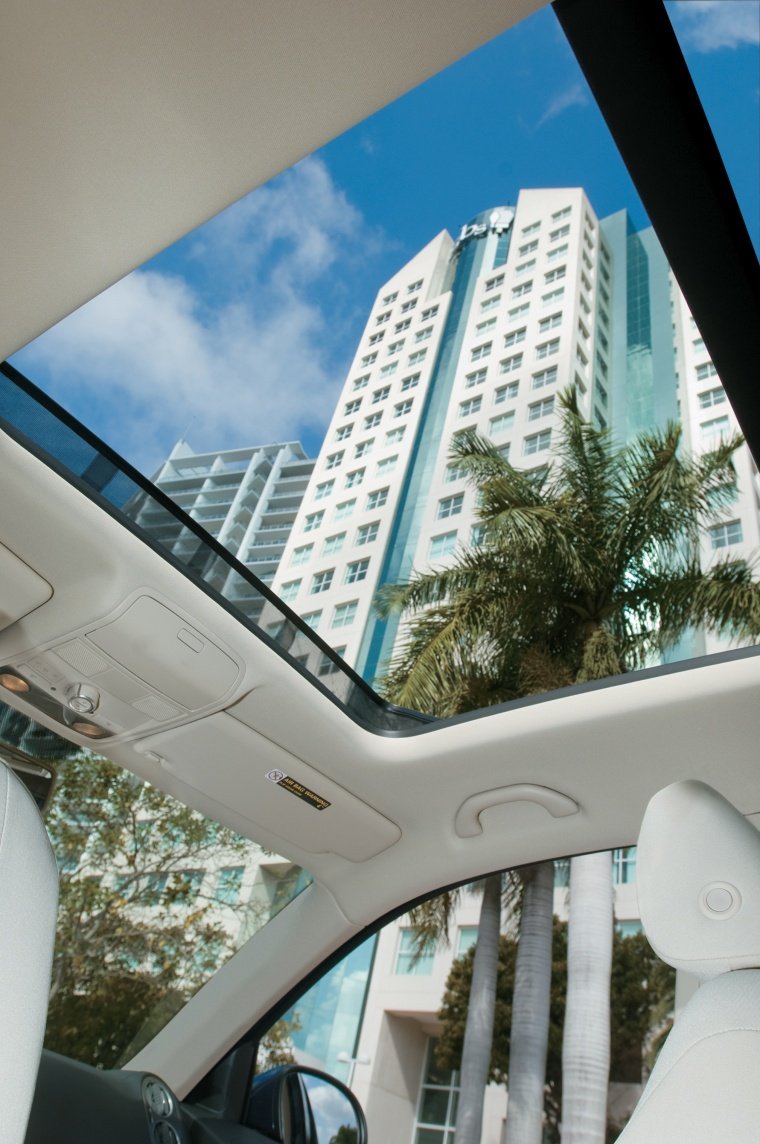2011 Volkswagen Tiguan Panorama Sunroof Picture