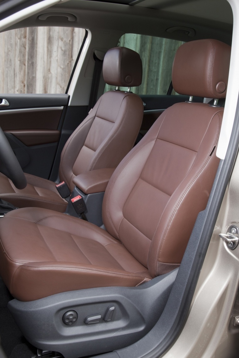 2017 Volkswagen Tiguan Front Seats Picture