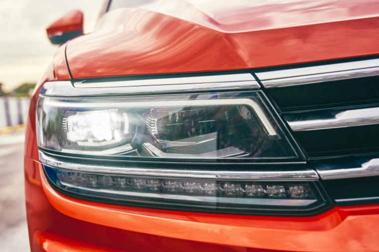 2018 Volkswagen Tiguan SEL Headlight Picture