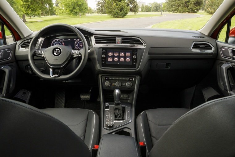 2018 Volkswagen Tiguan SEL Cockpit Picture