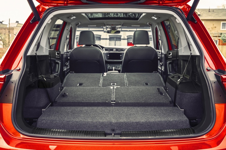 2018 Volkswagen Tiguan SEL Trunk Picture