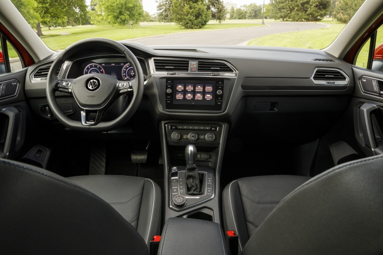 2019 Volkswagen Tiguan SEL Cockpit Picture