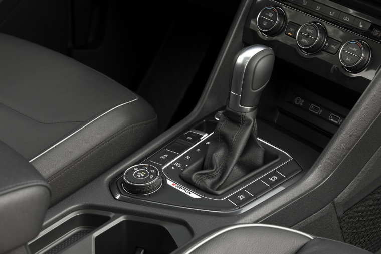 2019 Volkswagen Tiguan SEL Center Console Picture