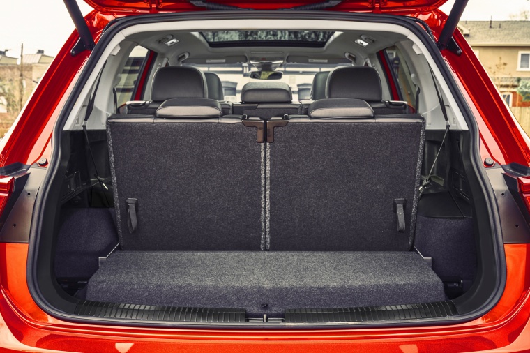 2019 Volkswagen Tiguan SEL Trunk Picture