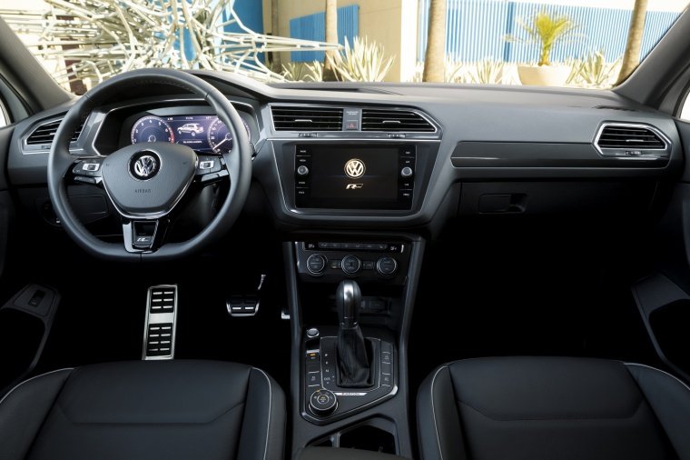 2019 Volkswagen Tiguan R-Line Cockpit Picture