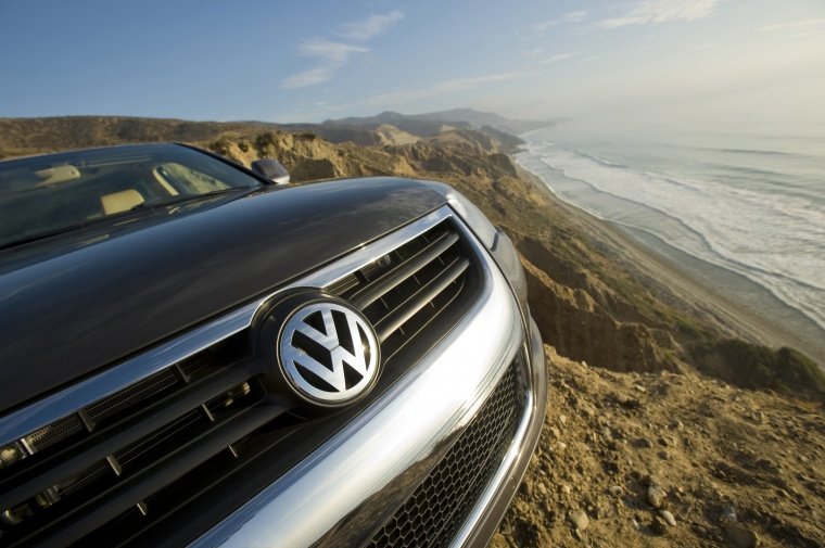 2010 Volkswagen Touareg TDI Grille Picture