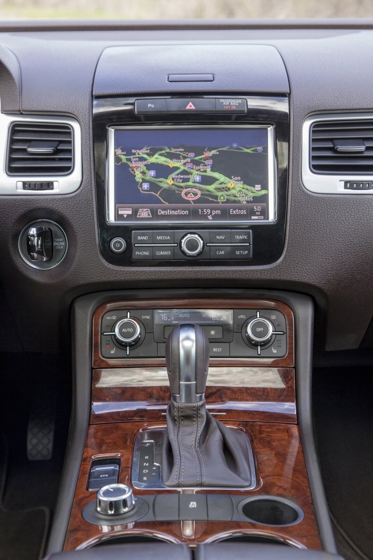 2012 Volkswagen Touareg TDI Center Stack Picture