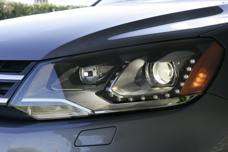 2012 Volkswagen Touareg V6 Headlight Picture