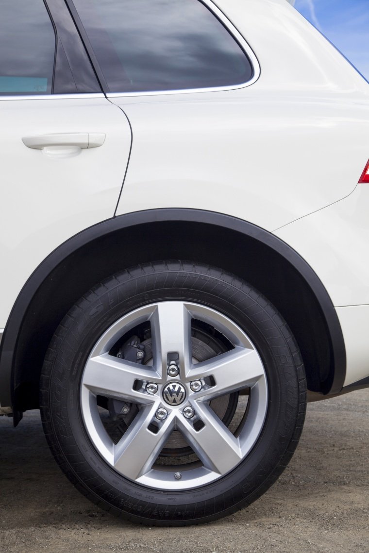 2013 Volkswagen Touareg TDI Rim Picture