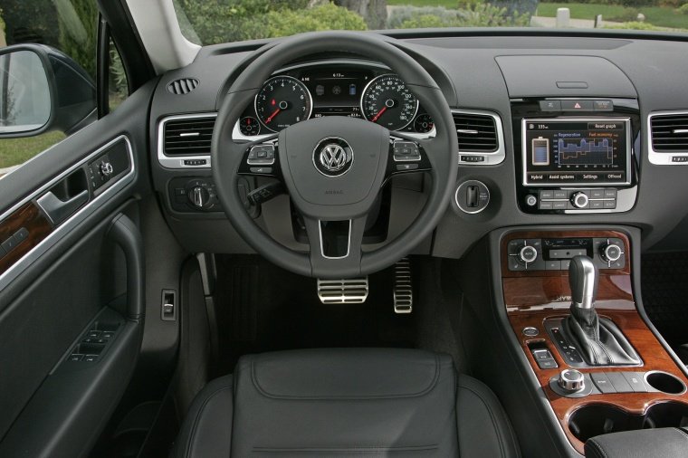 2014 Volkswagen Touareg Hybrid Cockpit Picture