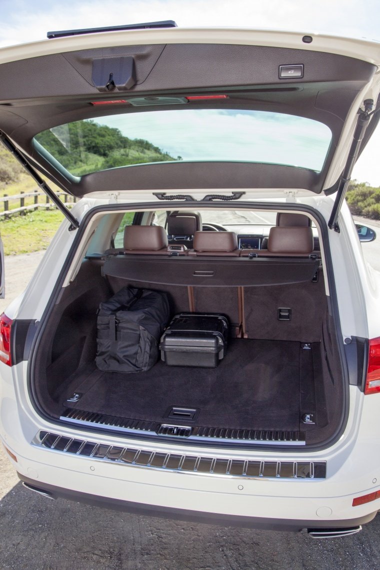 2014 Volkswagen Touareg TDI Trunk Picture