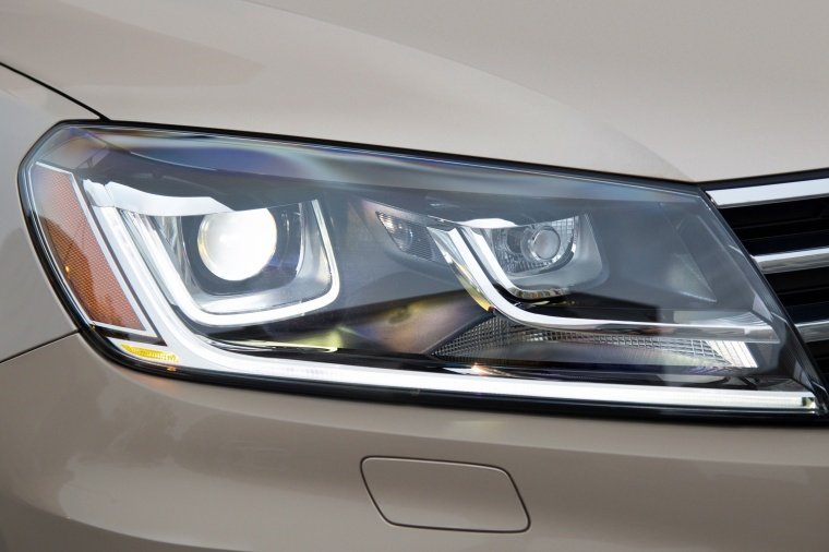2015 Volkswagen (VW) Touareg TDI Headlight Picture