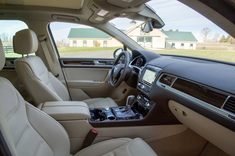 2015 Volkswagen (VW) Touareg TDI Front Seats Picture