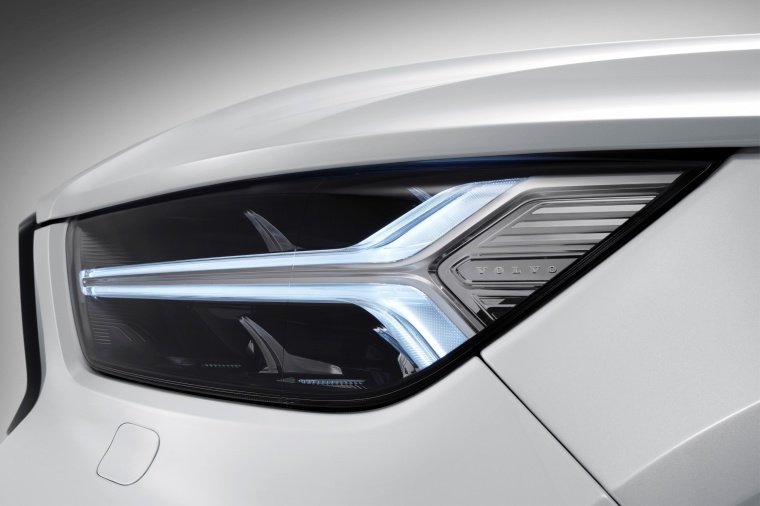 2019 Volvo XC40 T5 R-Design AWD Headlight Picture