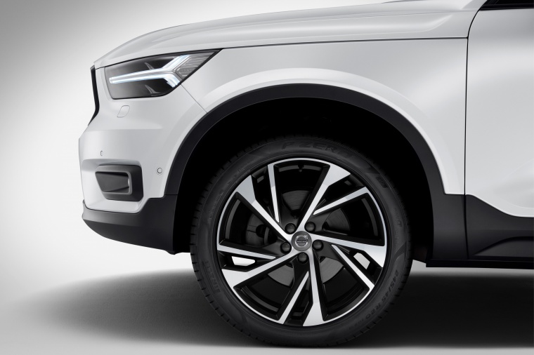 2019 Volvo XC40 T5 R-Design AWD Rim Picture