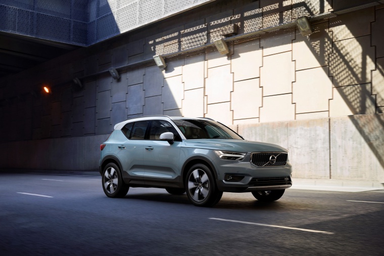 2019 Volvo XC40 T5 Momentum AWD Picture