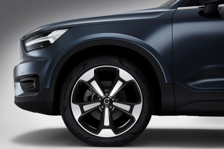 2019 Volvo XC40 T5 Inscription AWD Rim Picture