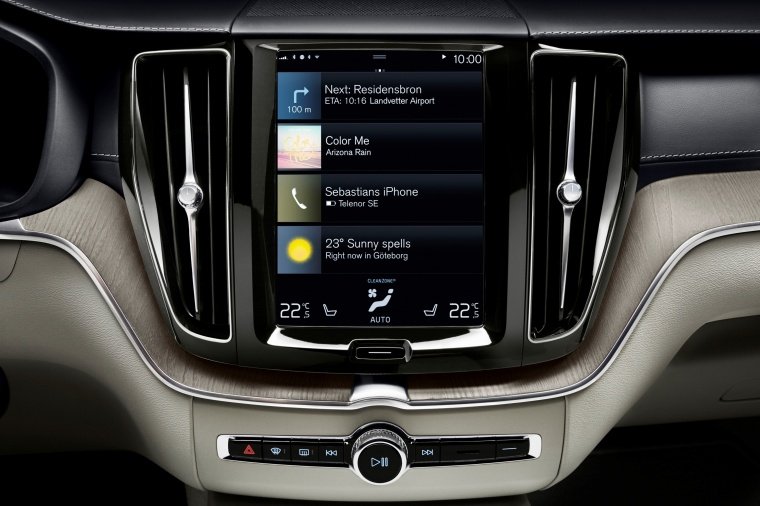 2018 Volvo XC60 T6 AWD Dashboard Screen Picture