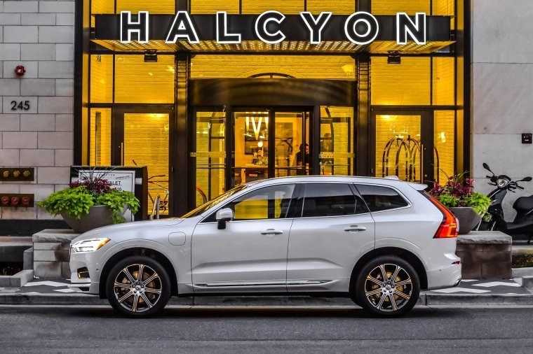 2018 Volvo XC60 T8 eAWD Picture